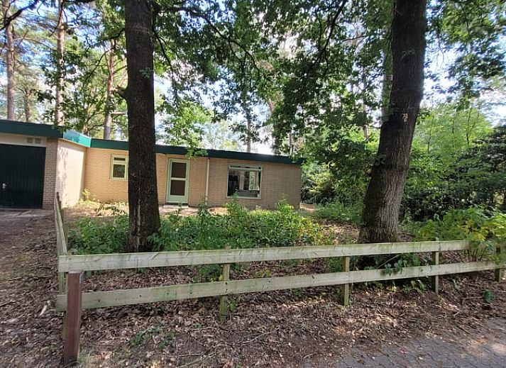Geraeumige Terrasse am Ferienhaus in Vilsteren, Vechtstreek, Overijssel mit bequemen Sitzgelegenheiten.