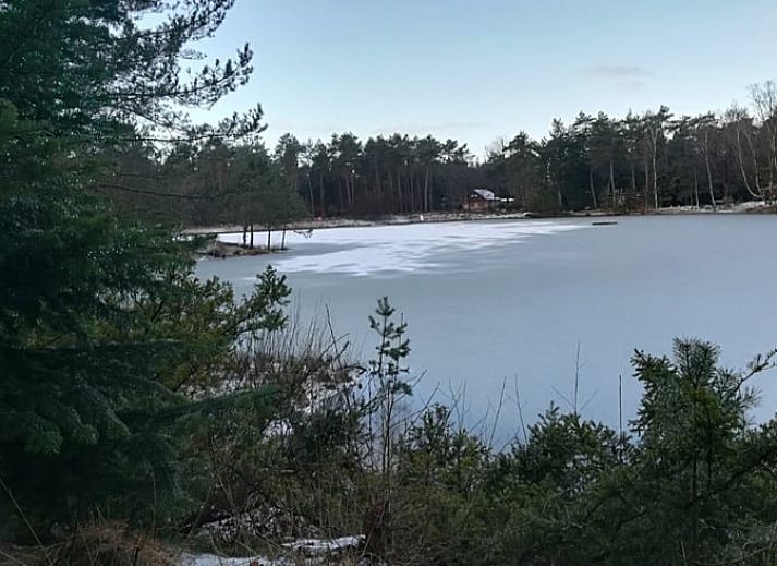 Privater Steg am See beim Ferienhaus in Vilsteren, Vechtstreek, Overijssel.