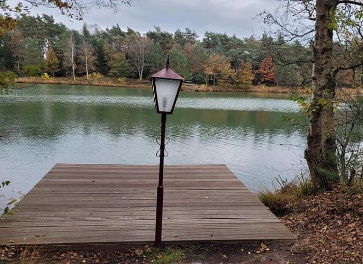 Privater Steg am See beim Ferienhaus in Vilsteren, Vechtstreek, Overijssel.