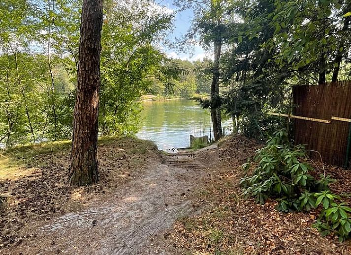 Privater Steg am See beim Ferienhaus in Vilsteren, Vechtstreek, Overijssel.