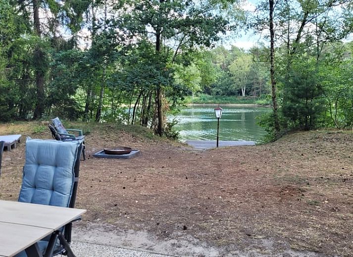 Privater Steg am See beim Ferienhaus in Vilsteren, Vechtstreek, Overijssel.