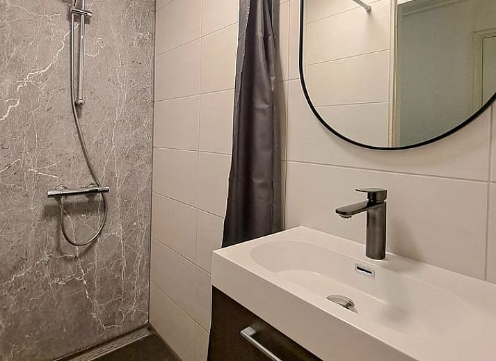 Aussenterrasse mit Blick auf den See im Ferienhaus in Vilsteren, Region Vecht, Overijssel.