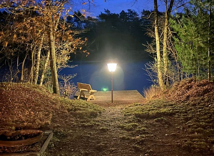 Aussenterrasse mit Blick auf den See im Ferienhaus in Vilsteren, Region Vecht, Overijssel.