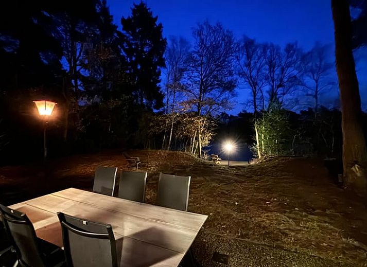 Aussenterrasse mit Blick auf den See im Ferienhaus in Vilsteren, Region Vecht, Overijssel.