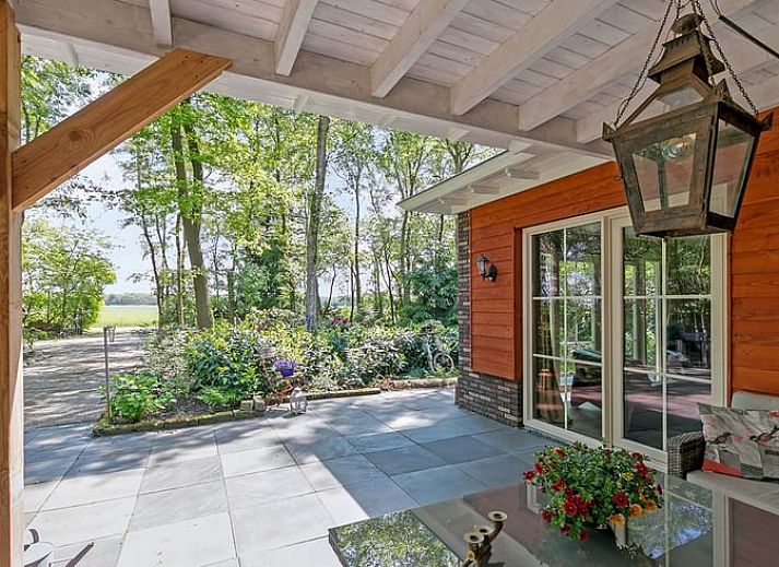 Vakantiehuis in Bergentheim met hangmat in de tuin, omgeven door groene natuur in de Vechtstreek, Overijssel.