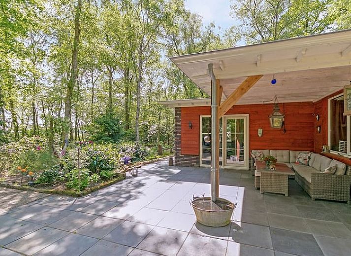 Vakantiehuis in Bergentheim met hangmat in de tuin, omgeven door groene natuur in de Vechtstreek, Overijssel.