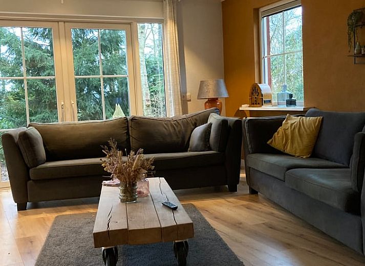 Rode gevel van Vakantiehuis in Bergentheim, omgeven door bloeiende tuinen in de Vechtstreek, Overijssel.