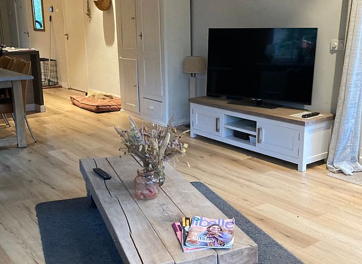 Rode gevel van Vakantiehuis in Bergentheim, omgeven door bloeiende tuinen in de Vechtstreek, Overijssel.