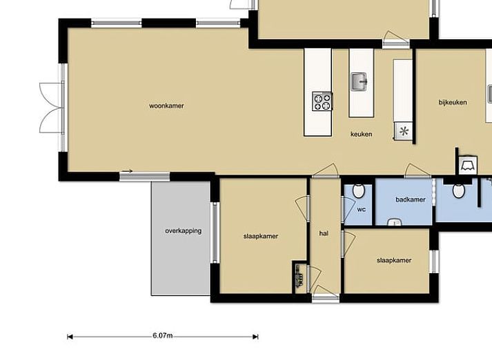 Comfortabele zithoek op het terras van Vakantiehuis in Bergentheim, omgeven door bomen in de Vechtstreek, Overijssel.