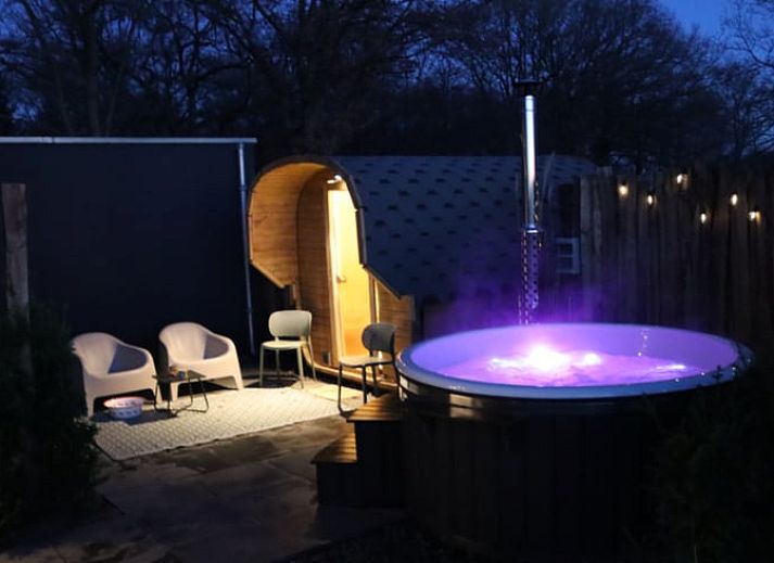 Luxury wellness area at Holiday home in Lemele, Overijssel, with jacuzzi and sauna for ultimate relaxation in the Vecht region.