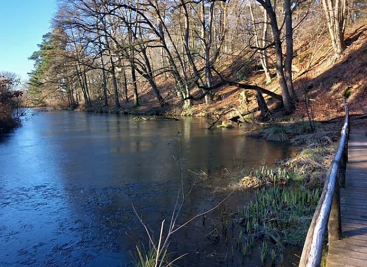 Modernes Badezimmer im Ferienhaus in Lemele, Vechtstreek, Overijssel mit geraeumiger begehbarer Dusche.