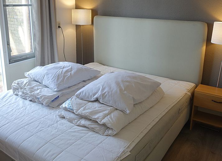 Moderne badkamer met ligbad in vakantiehuis OV650, Lemele, Vechtstreek.