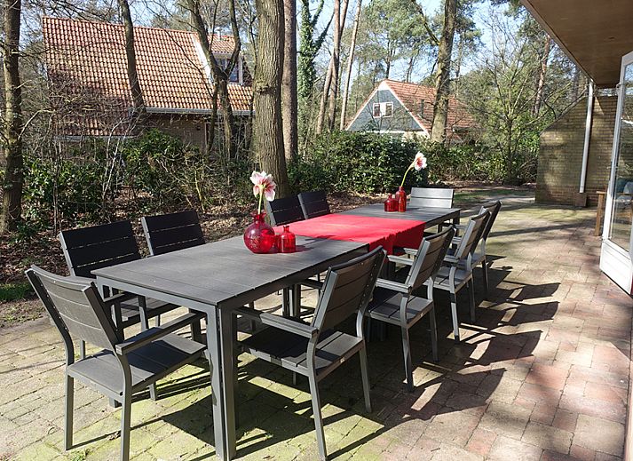 Moderne badkamer met ligbad in vakantiehuis OV650, Lemele, Vechtstreek.