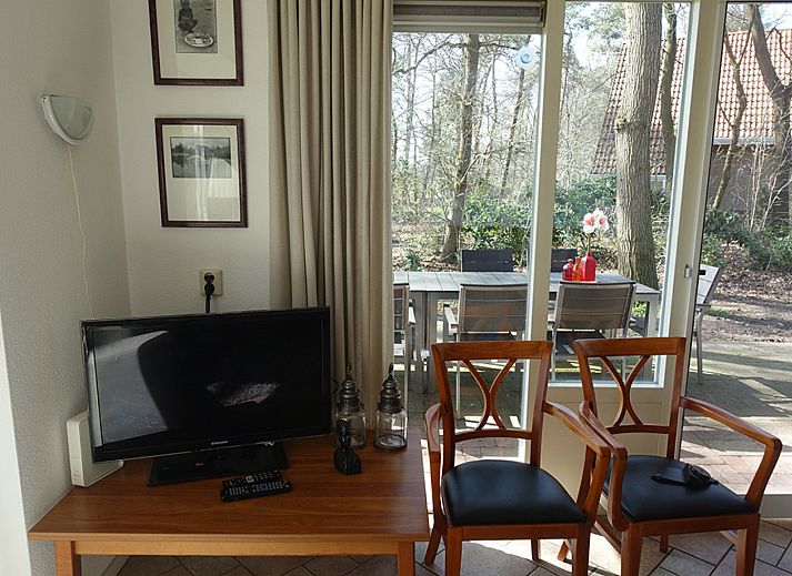 Gezellige woonkamer in vakantiehuis OV650, Lemele met comfortabele stoelen.