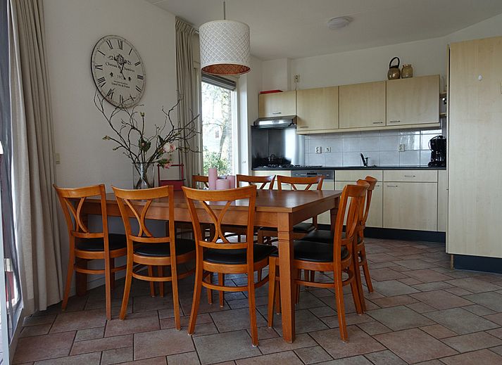 Gezellige woonkamer in vakantiehuis OV650, Lemele met comfortabele stoelen.
