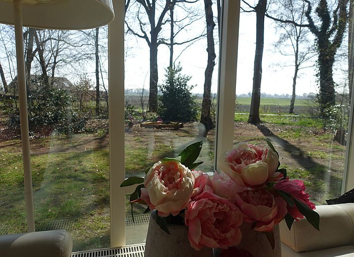 Rustige oprijlaan naar vakantiehuis OV650 in Lemele, Vechtstreek.