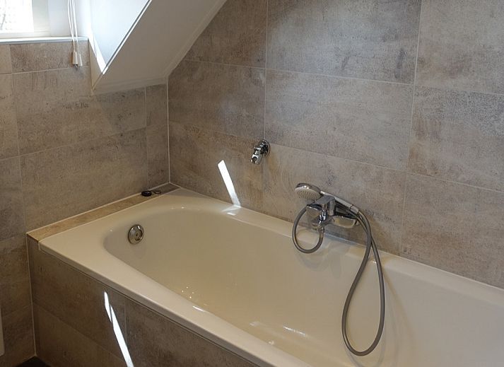 Rustige oprijlaan naar vakantiehuis OV650 in Lemele, Vechtstreek.