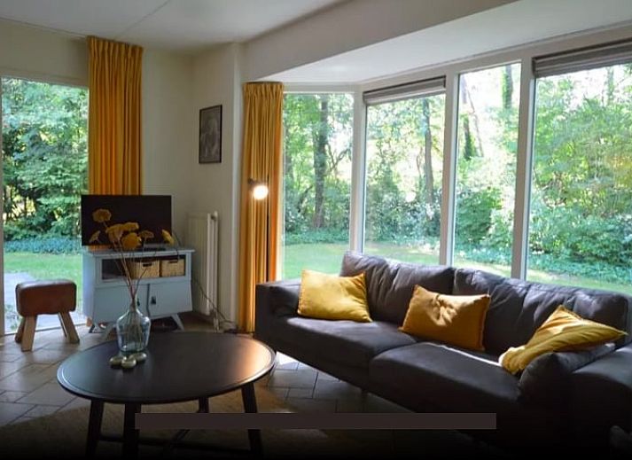 Gezellige woonkamer in Huisje in Lemele, Vechtstreek, Overijssel met comfortabele banken en uitzicht op de tuin.