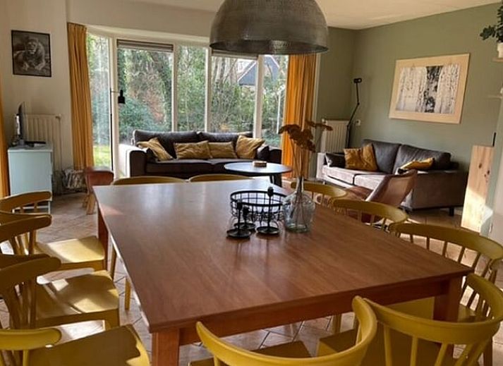 Gezellige woonkamer in Huisje in Lemele, Vechtstreek, Overijssel met comfortabele banken en uitzicht op de tuin.