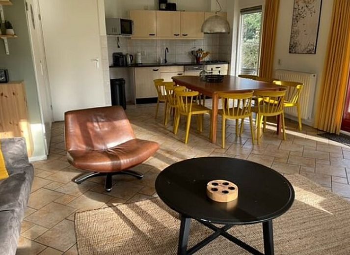 Gezellige woonkamer in Huisje in Lemele, Vechtstreek, Overijssel met comfortabele banken en uitzicht op de tuin.