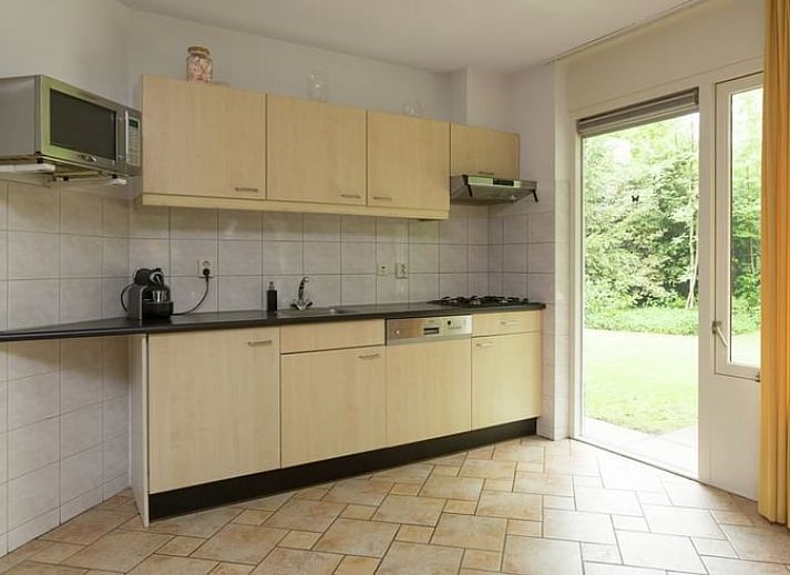 Gezellige woonkamer in Huisje in Lemele, Vechtstreek, Overijssel met comfortabele banken en uitzicht op de tuin.