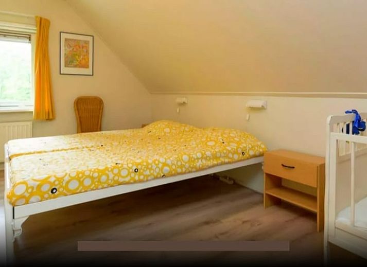 Eethoek in Huisje in Lemele, Vechtstreek, Overijssel met houten tafel en gele stoelen, ideaal voor familiediners.