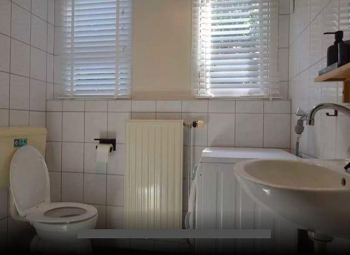 Eethoek in Huisje in Lemele, Vechtstreek, Overijssel met houten tafel en gele stoelen, ideaal voor familiediners.