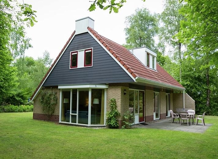 Eethoek in Huisje in Lemele, Vechtstreek, Overijssel met houten tafel en gele stoelen, ideaal voor familiediners.