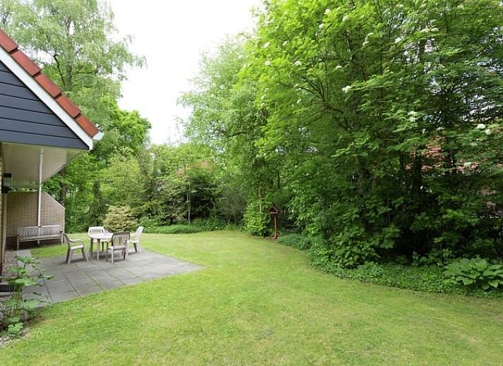 Open keuken en zithoek in vakantiehuis Huisje in Lemele, Overijssel voor een gezellige sfeer.