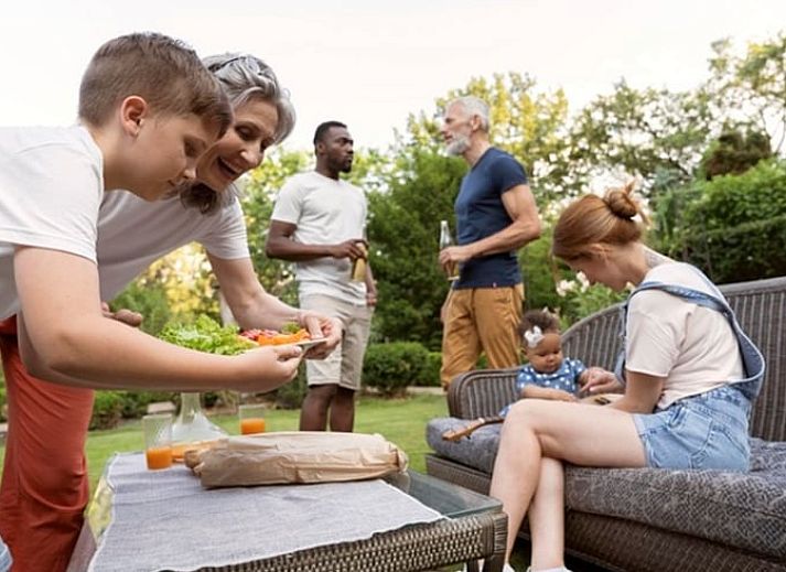Moderne keuken in Huisje in Lemele, Vechtstreek, Overijssel met uitzicht op de tuin.
