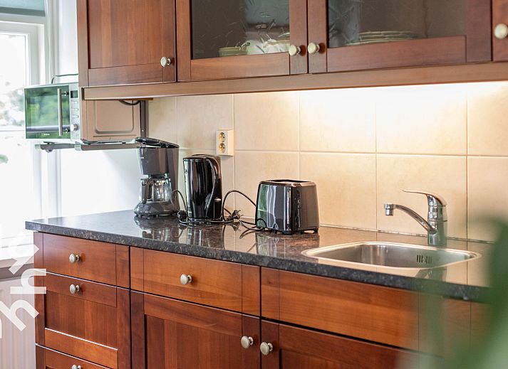 Gemuetliches reetgedecktes Ferienhaus OV689 in Lemele, Vechtgegend, umgeben von gruener Natur und Blumen.