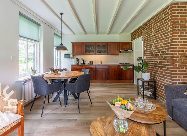 Gemuetliches reetgedecktes Ferienhaus OV689 in Lemele, Vechtgegend, umgeben von gruener Natur und Blumen.