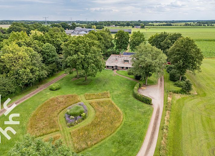 Panoramablick auf die ueppigen Felder rund um das Ferienhaus OV689 in Lemele, Vechtstreek, Overijssel.