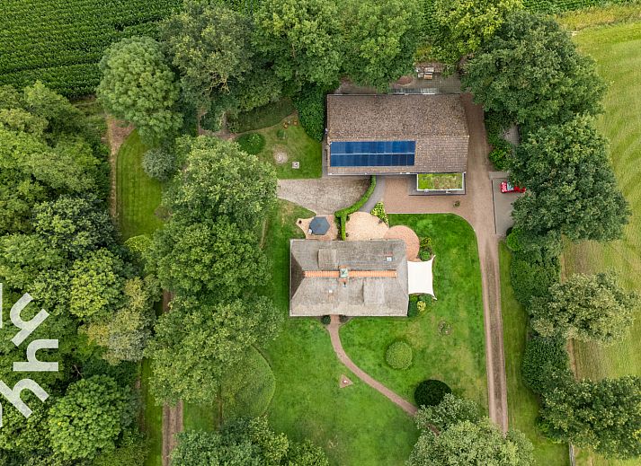 Stilvolle Diele im Ferienhaus OV689 in Lemele, Overijssel, mit Holzakzenten und Kunst an der Wand.