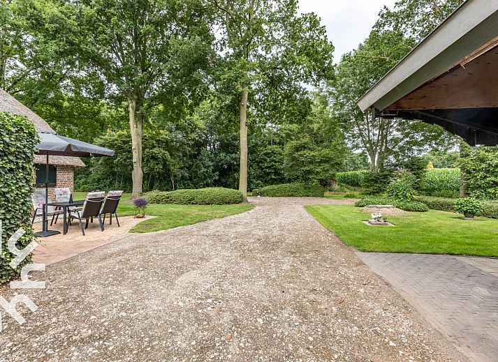 Stilvolle Diele im Ferienhaus OV689 in Lemele, Overijssel, mit Holzakzenten und Kunst an der Wand.
