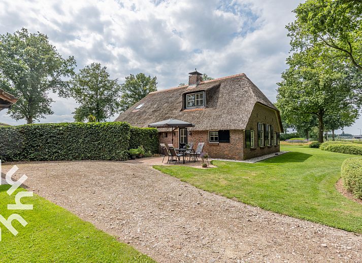 Stilvolle Diele im Ferienhaus OV689 in Lemele, Overijssel, mit Holzakzenten und Kunst an der Wand.