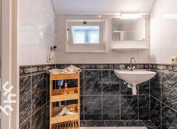 Modernes Badezimmer mit Dusche im Ferienhaus OV689 in Lemele, Vechtstreek, praktisch und komfortabel.