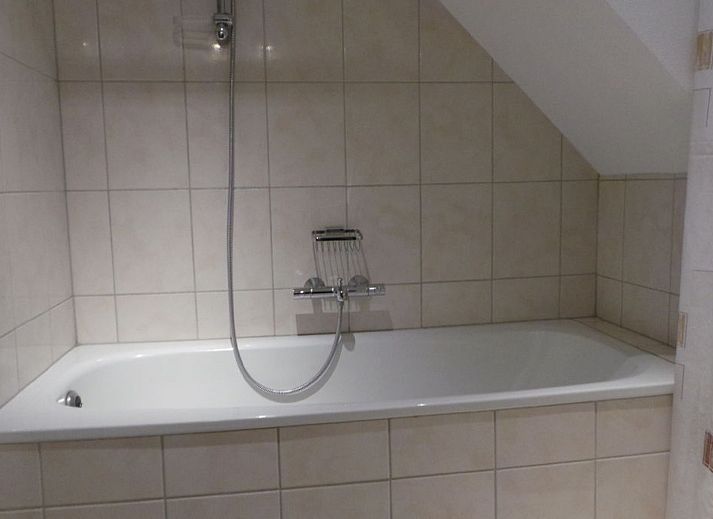 Modernes Badezimmer im Ferienhaus OV676 in Lemele, Overijssel, mit Dusche und Toilette.