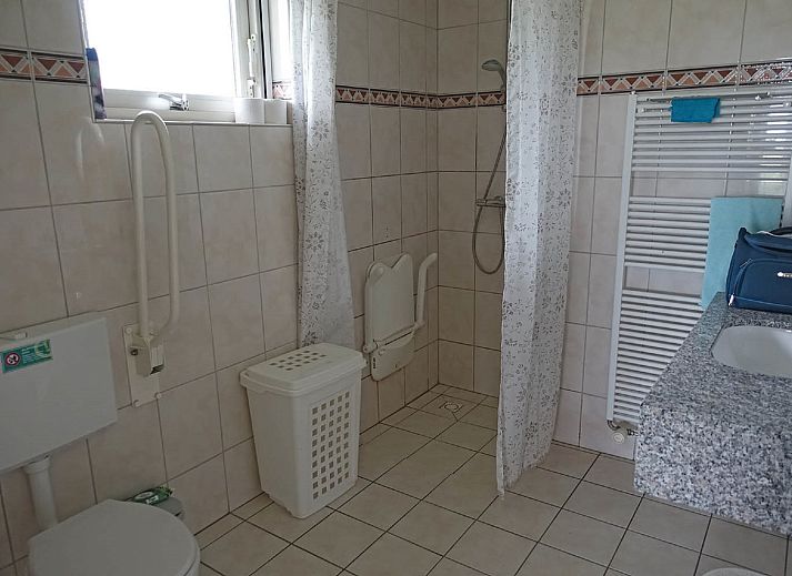 Modernes Badezimmer im Ferienhaus OV676 in Lemele, Overijssel, mit Dusche und Toilette.