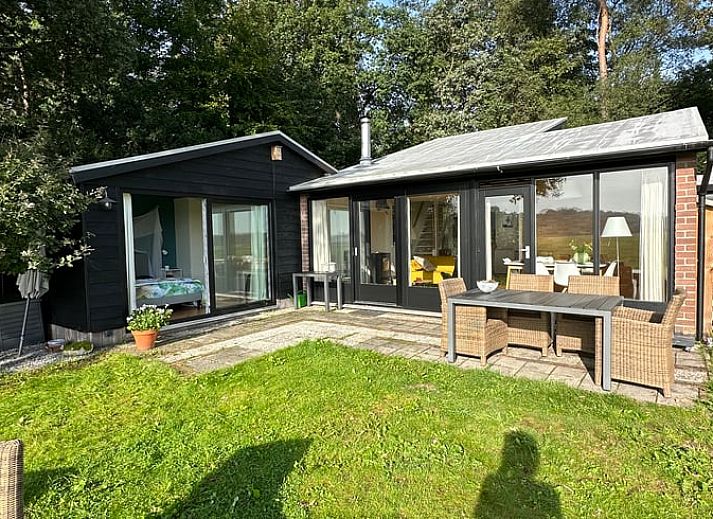 Geniet van het uitzicht op de velden vanuit Vakantiehuisje in Stegeren in de Vechtstreek, Overijssel.