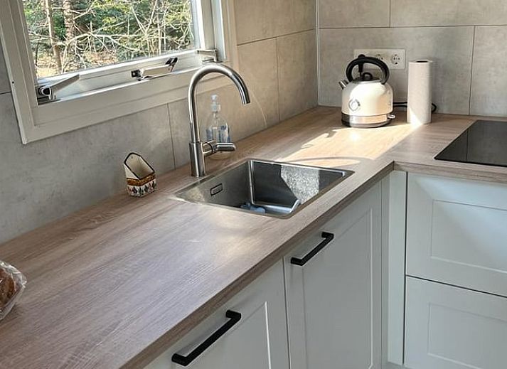 Lichte eetruimte in Vakantiehuisje in Stegeren met uitzicht op de natuur van de Vechtstreek.