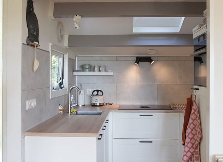 Lichte eetruimte in Vakantiehuisje in Stegeren met uitzicht op de natuur van de Vechtstreek.