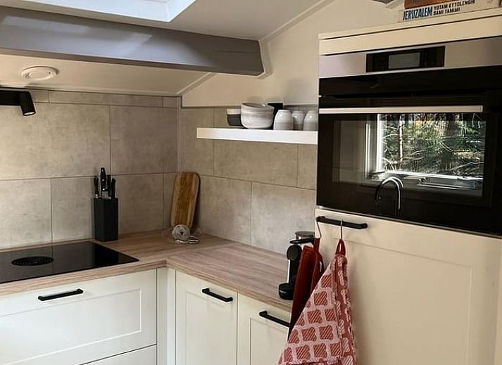 Lichte eetruimte in Vakantiehuisje in Stegeren met uitzicht op de natuur van de Vechtstreek.