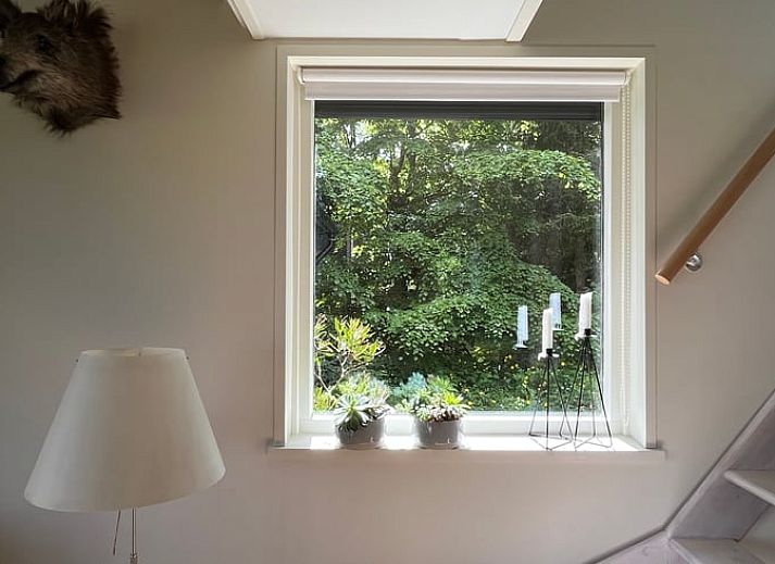 Lichte eetruimte in Vakantiehuisje in Stegeren met uitzicht op de natuur van de Vechtstreek.