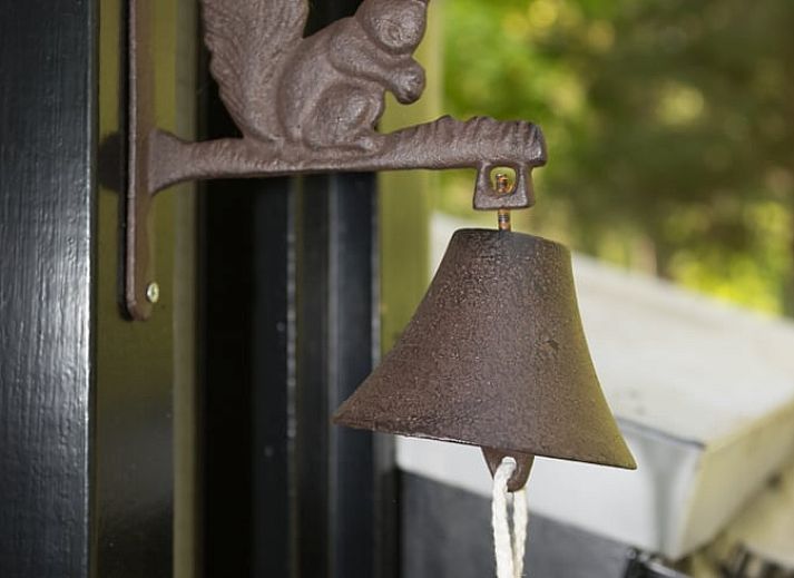 Stijlvolle binnenruimte in Vakantiehuisje in Stegeren, perfect voor een gezellige avond in Overijssel.