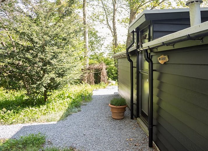 Stijlvolle binnenruimte in Vakantiehuisje in Stegeren, perfect voor een gezellige avond in Overijssel.