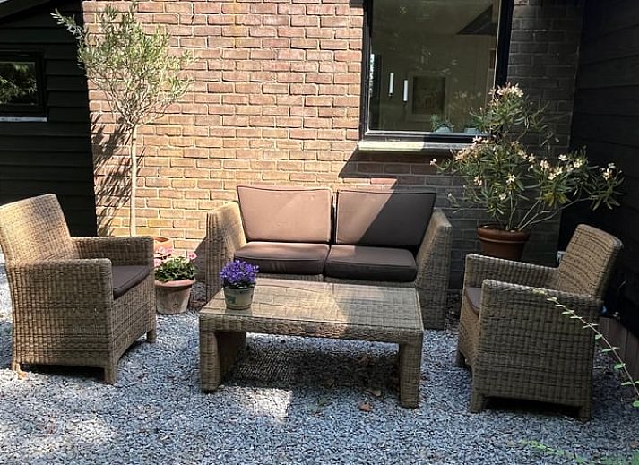 Stijlvolle binnenruimte in Vakantiehuisje in Stegeren, perfect voor een gezellige avond in Overijssel.