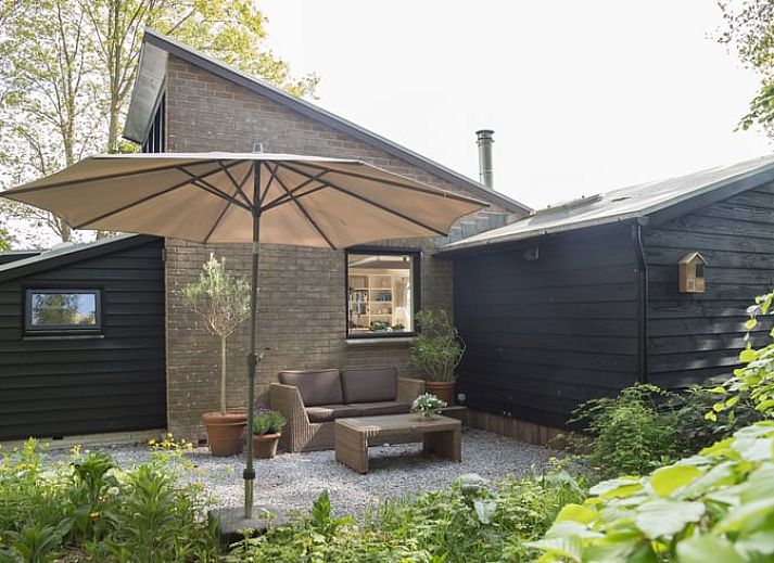 Sfeervolle avondverlichting in de woonkamer van Vakantiehuisje in Stegeren, Vechtstreek.