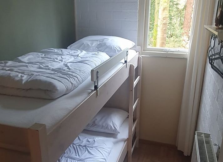 Terrasse von Cottage in Stegeren, Ferienhaus in Vechtstreek, Overijssel, mit Holzvordach und Sitzgelegenheit.