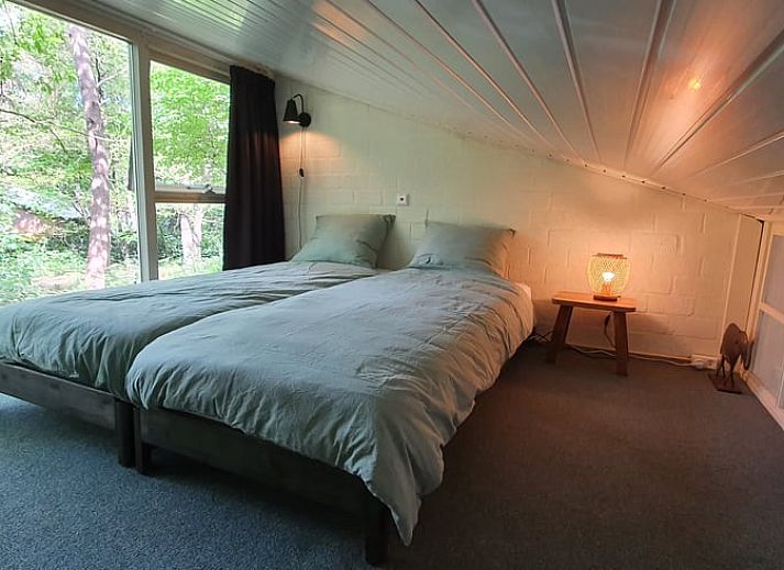 Beleuchtete Abendstimmung im Huisje in Stegeren, Ferienhaus in Vechtstreek, Overijssel, mit stimmungsvollem Aussenbereich.